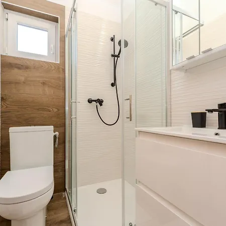 Apartman With Parking Space - 22930 *
